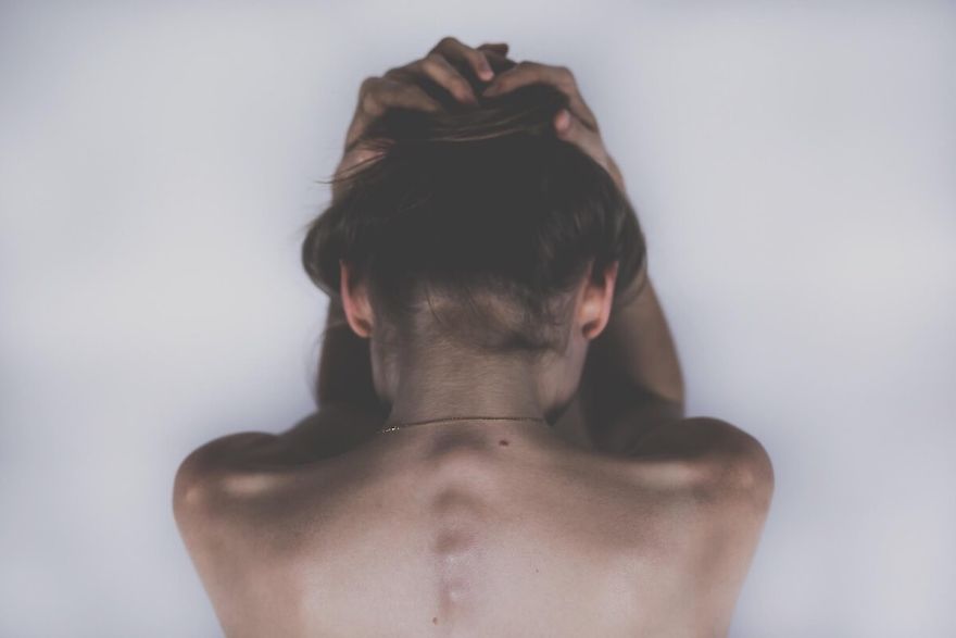 Mujer dolorida y deprimida