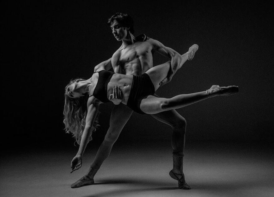 dos bailarines concentrados