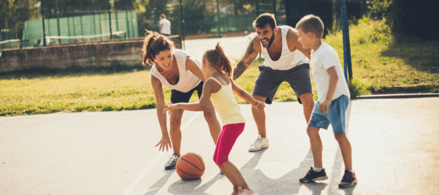 una familia practicando deporte
