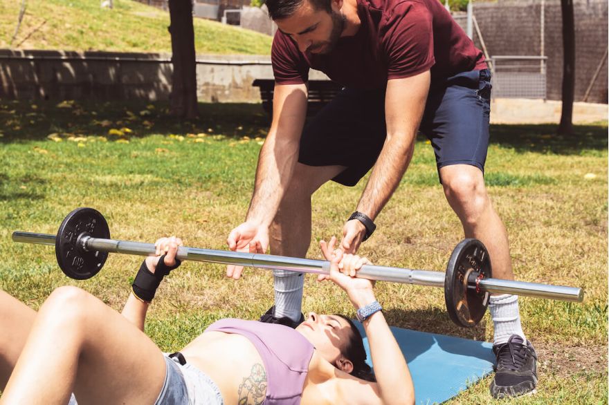 mujer ejercitándose a domicilio con entrenador personal