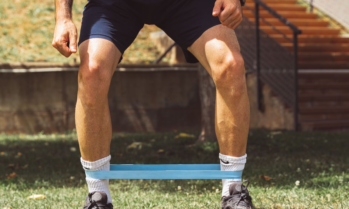 Hombre abriendo piernas con goma